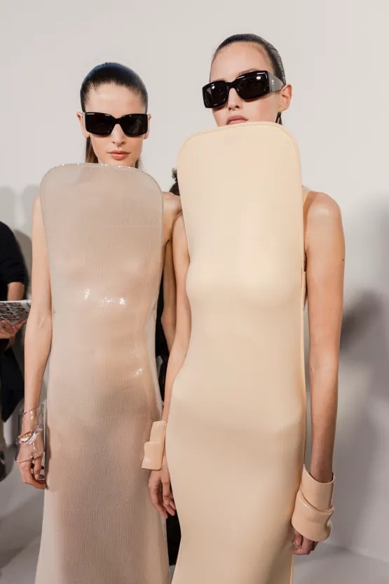 꾸레주 봄 2026 레디투웨어 컬렉션 백스테이지 ©Delphine Achard/WWD