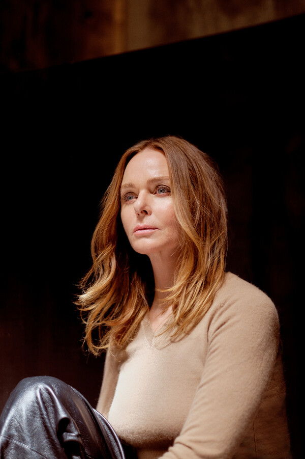 최근 LVMH가 보유한 소수 지분을 되사들이며 독립 브랜드로서 발돋움을 시작한 스텔라 맥카트니  ⓒJamie Stoker/WWD