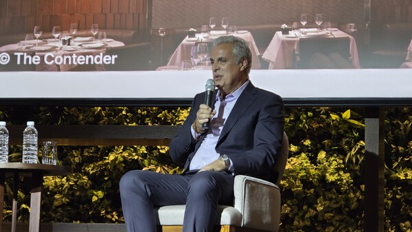 '글로벌 소비자 트렌드에 부합하는 차세대 미식 경험'을 주제로 대담을 나누는 '에릭 리페르' 셰프