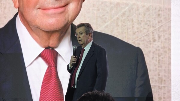 시상식의 포문을 라 리스트 창립자 '필립 포르'