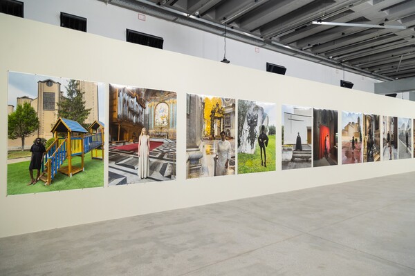 〈You Are Invited> 전시 전경. ©Jergen Teller/Courtesy of Onassis Foundation