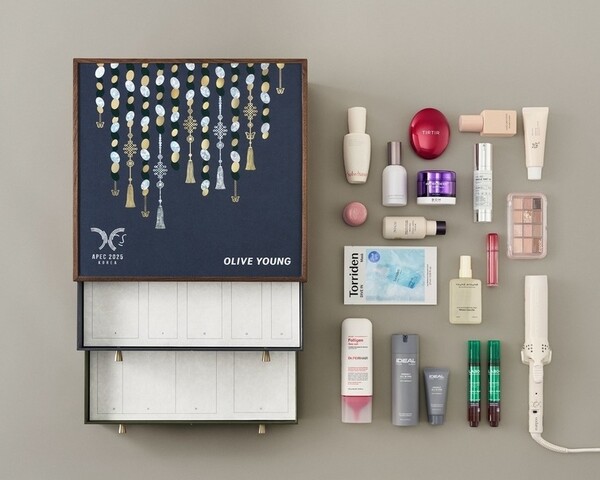 CJ올리브영이 협찬한 'APEC 기념 화장품 세트' / CJ올리브영 제공