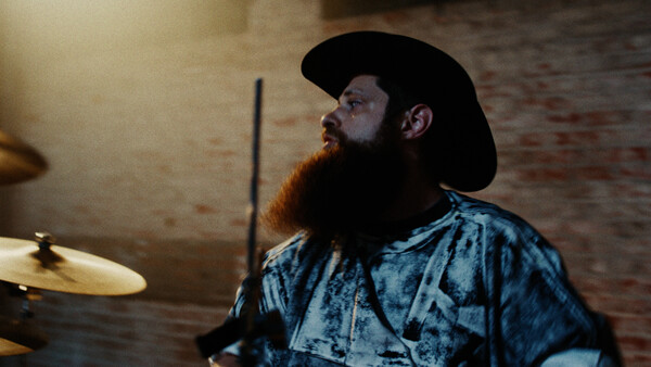 TREASVRE의 ‘CHERRY RED’ 뮤직비디오 . 김남우 디자이너 제공