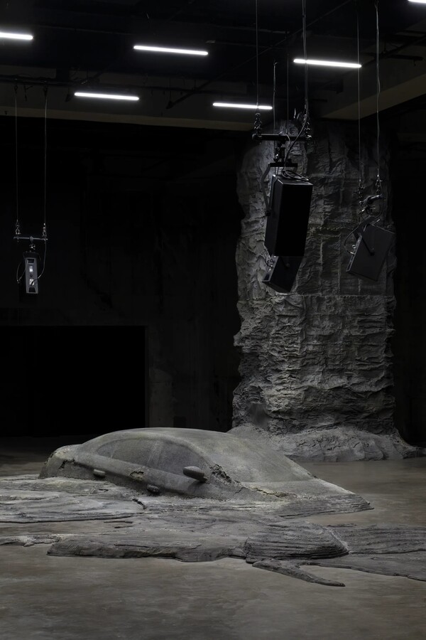 칼하트 WIP의 설치 전시 ‘Sedimental Works’. 사진 OPHELIE_MAURUS