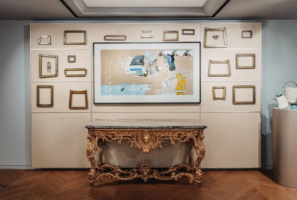 델보 뉴욕 매장에 마련된 사울 스타인버그 설치 전시. ©Lucas Possiede