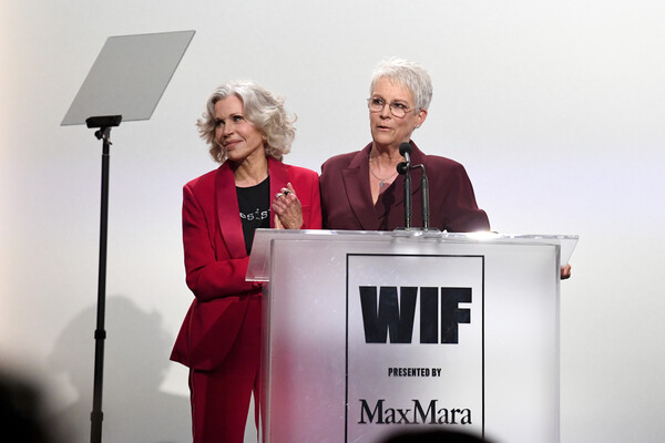 제이미 리 커티스(오른쪽)가 제인 폰다(왼쪽)로부터 ‘제인 폰다 휴머니터리언 어워드’를 수상하고 있다. 막스마라 제공