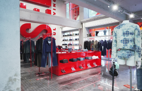 1층 커스터마이징 존과 데님 존