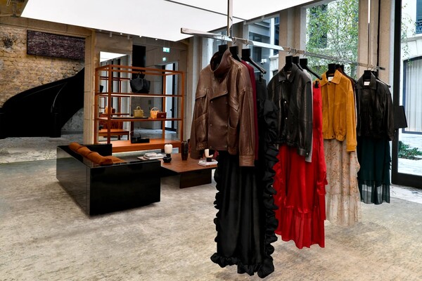 몽테뉴가에 새로 문을 연 생 로랑 플래그십 내부 모습. 사진 Dominique Maître/WWD