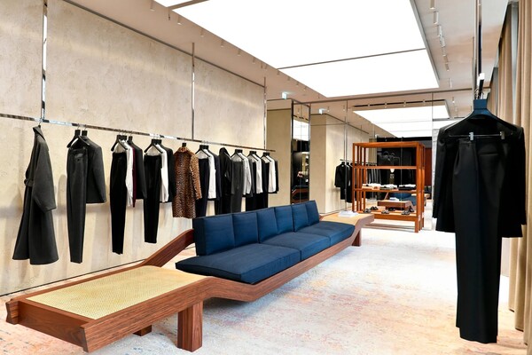 샬롯 페리앙이 디자인한 소파가 ‘르 스모킹’ 전용 공간을 압도적으로 채우고 있다. 사진 Dominique Maître/WWD