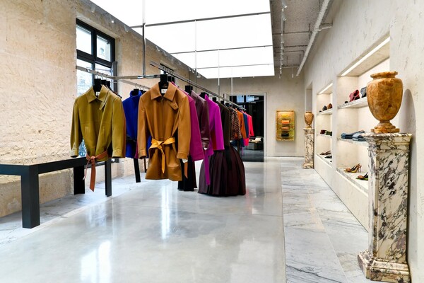 파리 생 로랑 신상 플래그십에 마련된 ‘갤러리 몽테뉴’ 룸. 사진 Dominique Maître/WWD