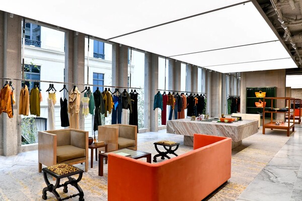 몽테뉴가의 새 생 로랑 플래그십 곳곳에는 여유로운 좌석 공간이 마련돼 있다. 사진 Dominique Maître/WWD