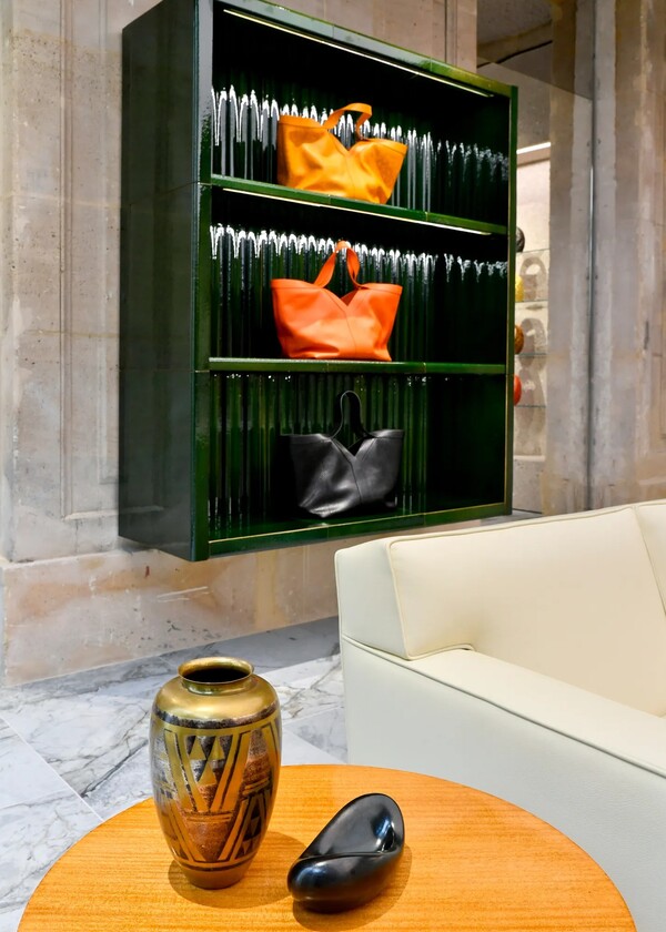 몽테뉴가 생 로랑 플래그십의 세라믹 니치에 전시된 핸드백.사진 Dominique Maître/WWD