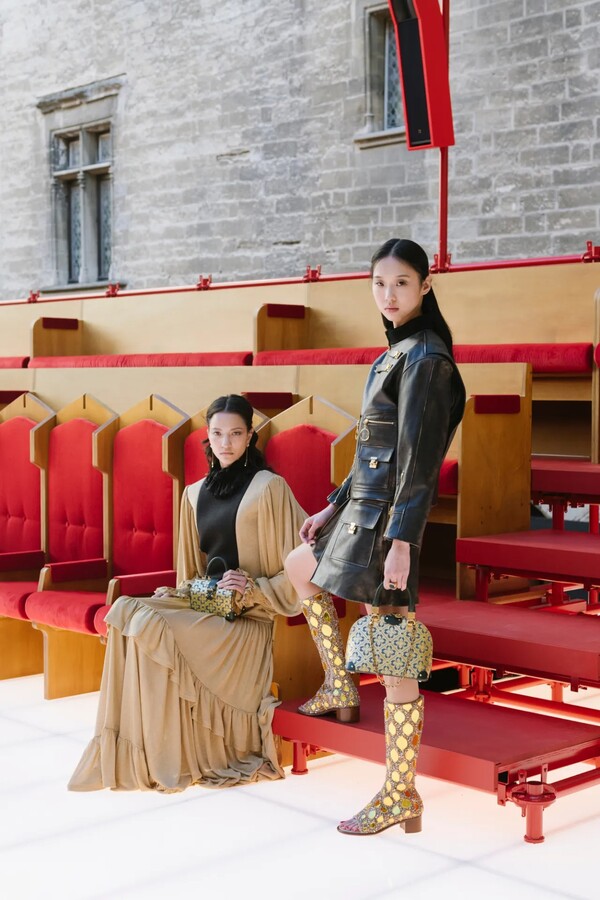 프랑스 아비뇽의 유네스코 세계문화유산 ‘교황궁(Palais des Papes)’에서 열린 루이 비통 2026 크루즈 쇼