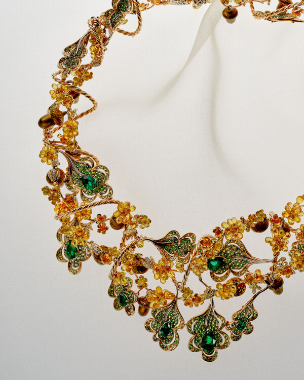 샤파드(Chopard)의 하이 주얼리 컬렉션 네크리스. 페어마인드(Fairmined) 인증 18K 화이트·옐로·로즈 골드에 다이아몬드, 에메랄드, 사파이어, 가넷을 세팅했다. ⓒChelsie Craig/WWD